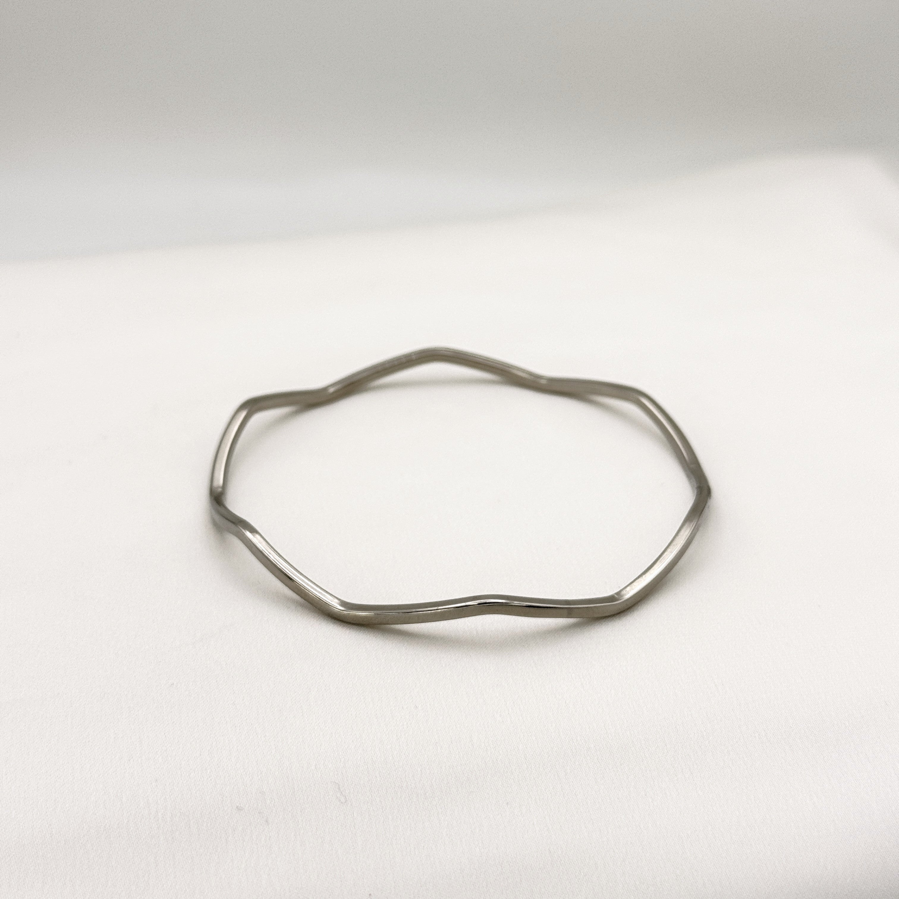 Minimal Bangle Με Κυματιστό Σχέδιο