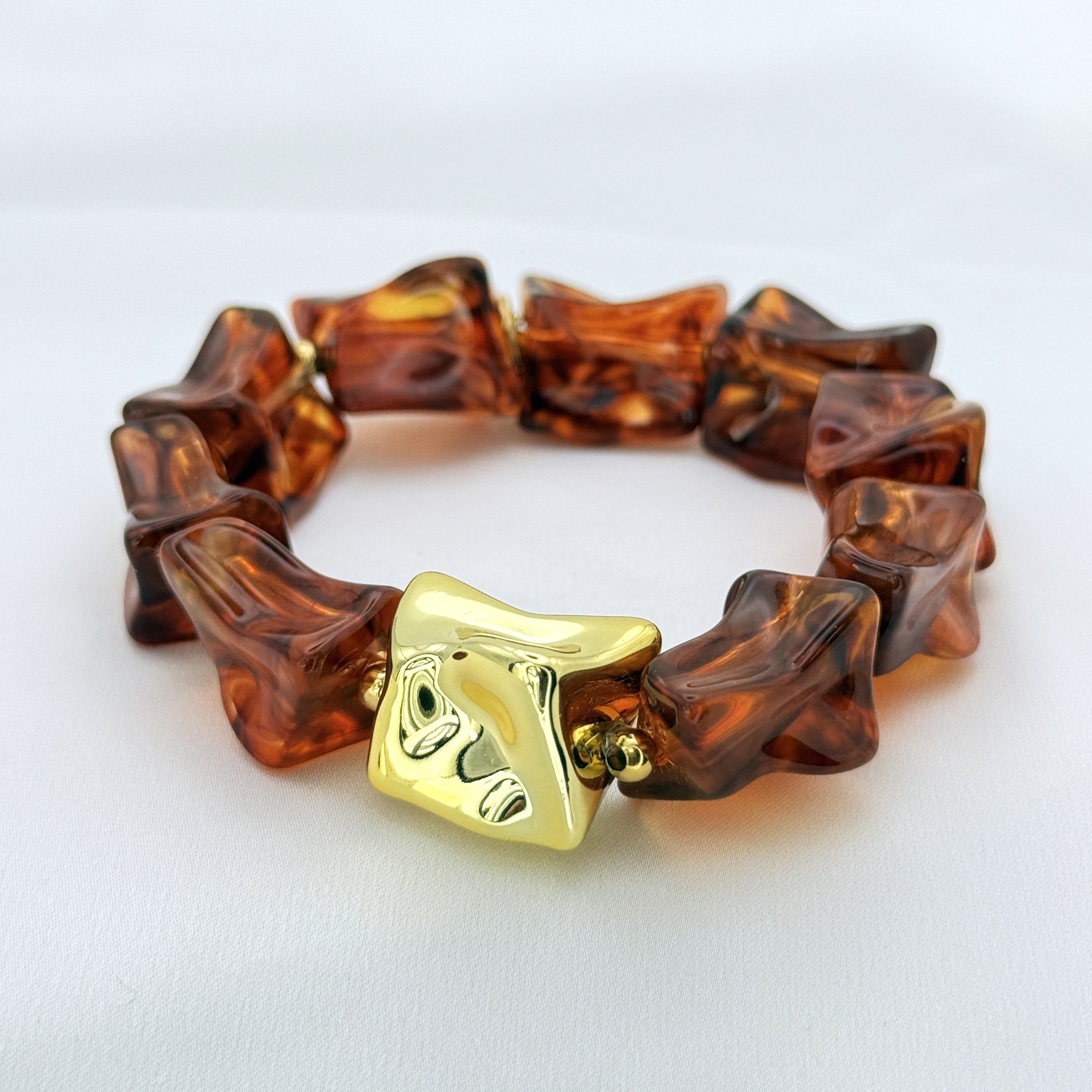 Ελαστικό Βραχιόλι Με Tortoise Resin Στοιχεία Και Κεντρικό Χρυσό Μοτίβο