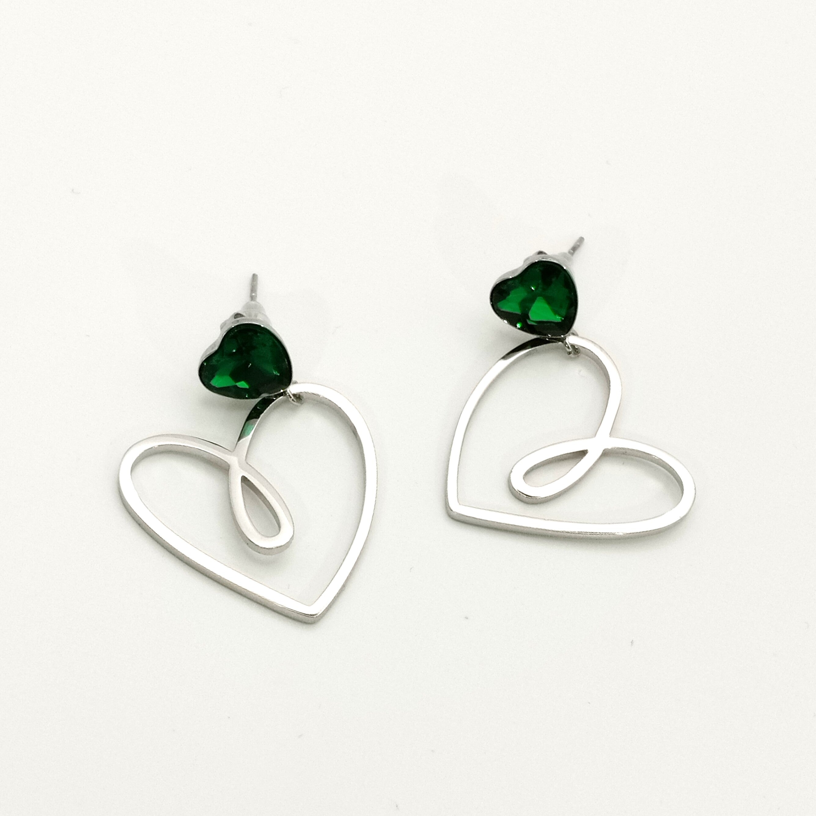 Σκουλαρίκια σε σχήμα καρδιάς με πράσινη πέτρα