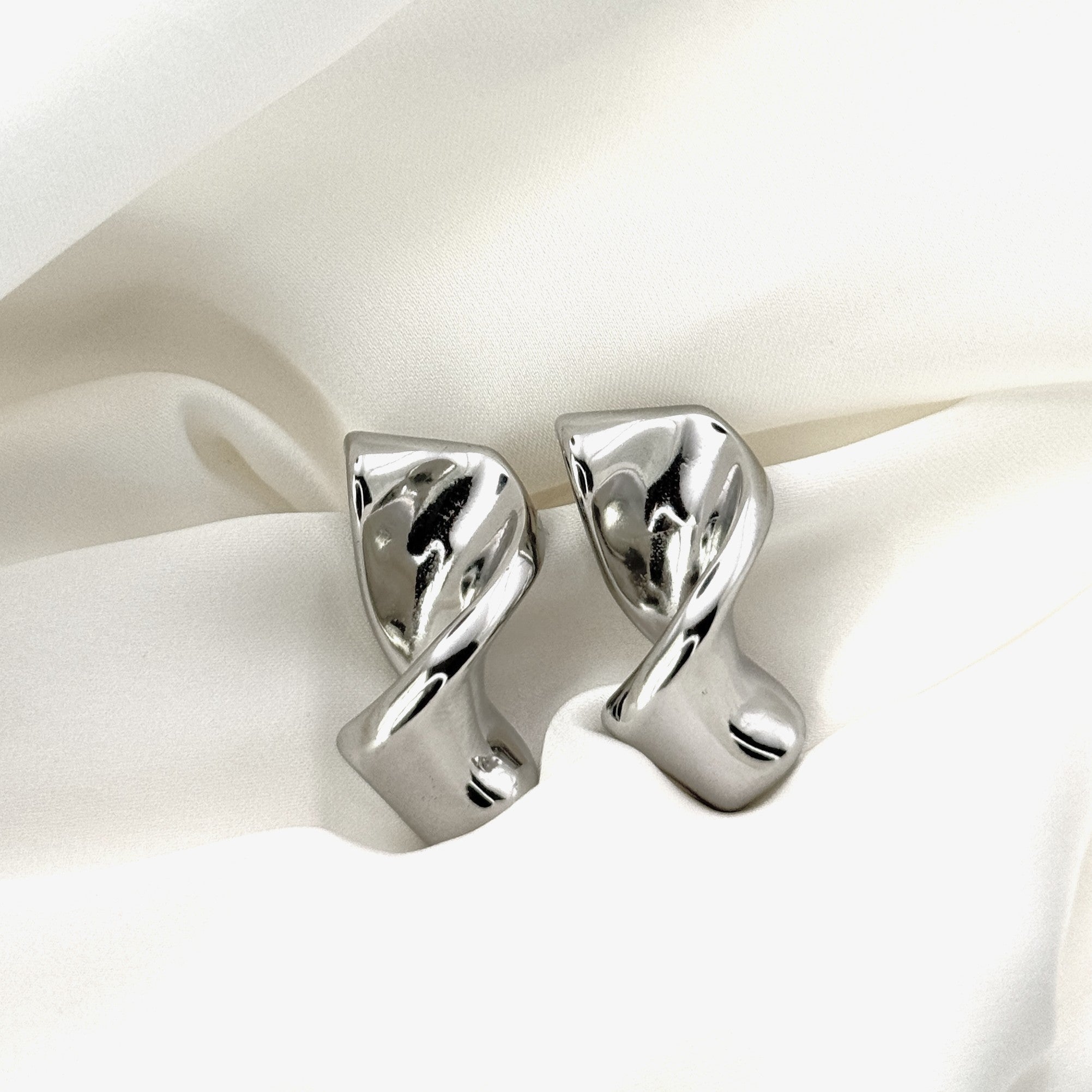 Σκουλαρίκια Ατσάλινα Στριφτό Σχέδιο