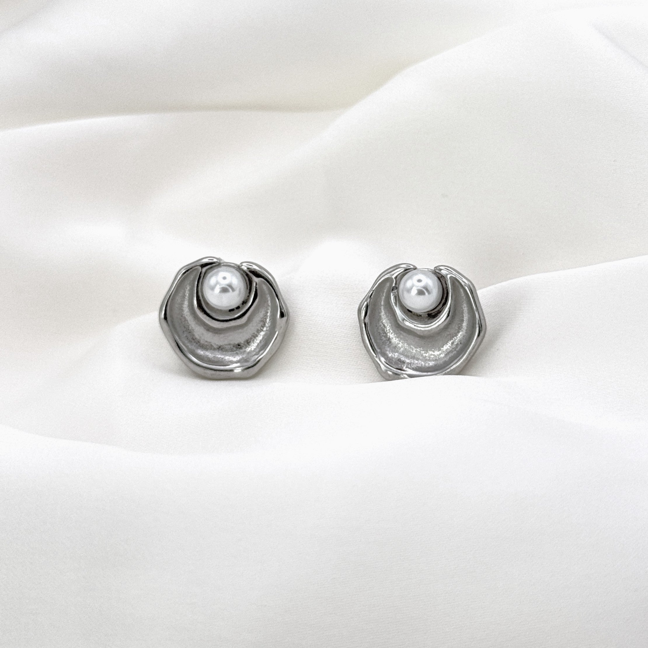 Σκουλαρίκια Ατσάλινα Κυματιστό Με Πέρλα