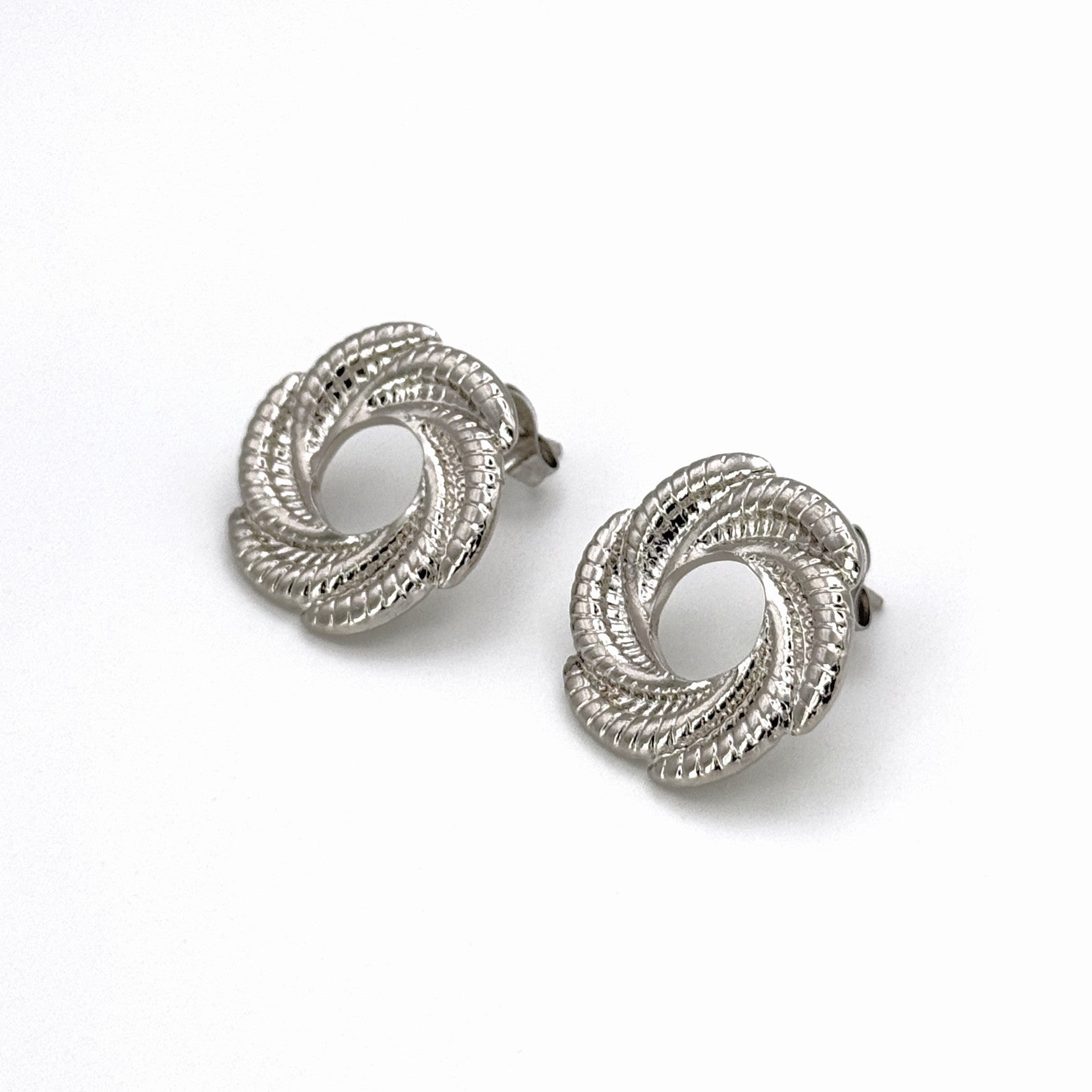 Σκουλαρίκια Ατσάλινα Κυκλικά Με Πλεκτό Σχέδιο Σπείρα