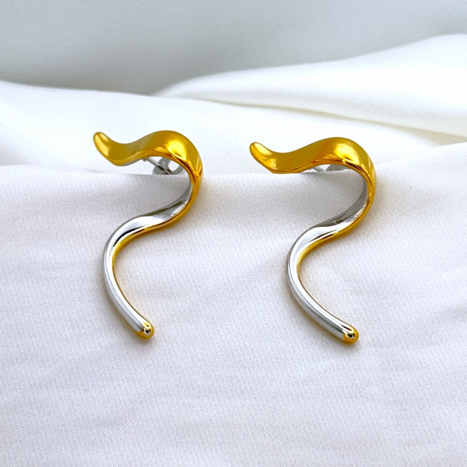 Σκουλαρίκια Ατσάλινα Δίχρωμα Στριφτό Σχέδιο