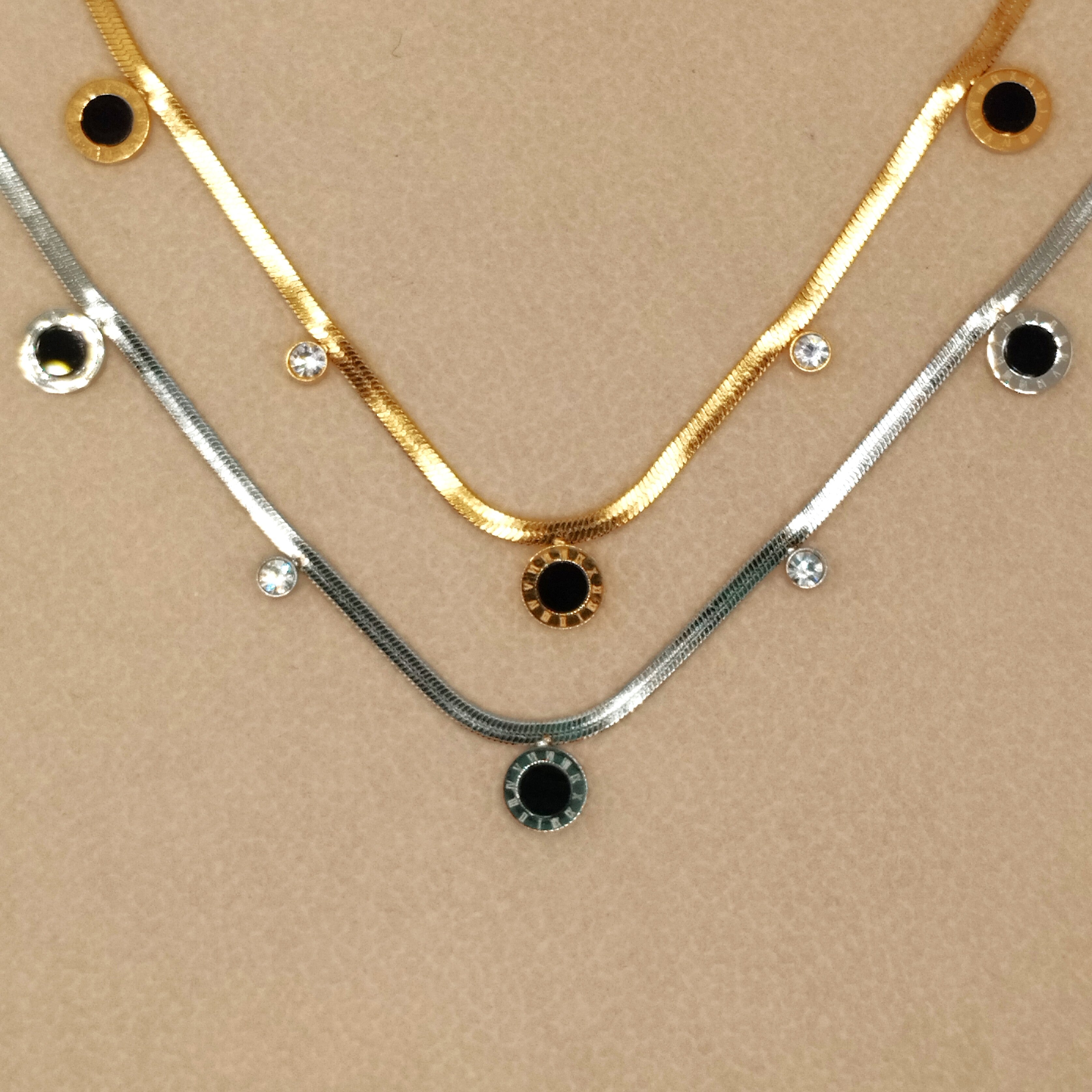 Πλακέ κολιέ με στρογγυλά στοιχεία