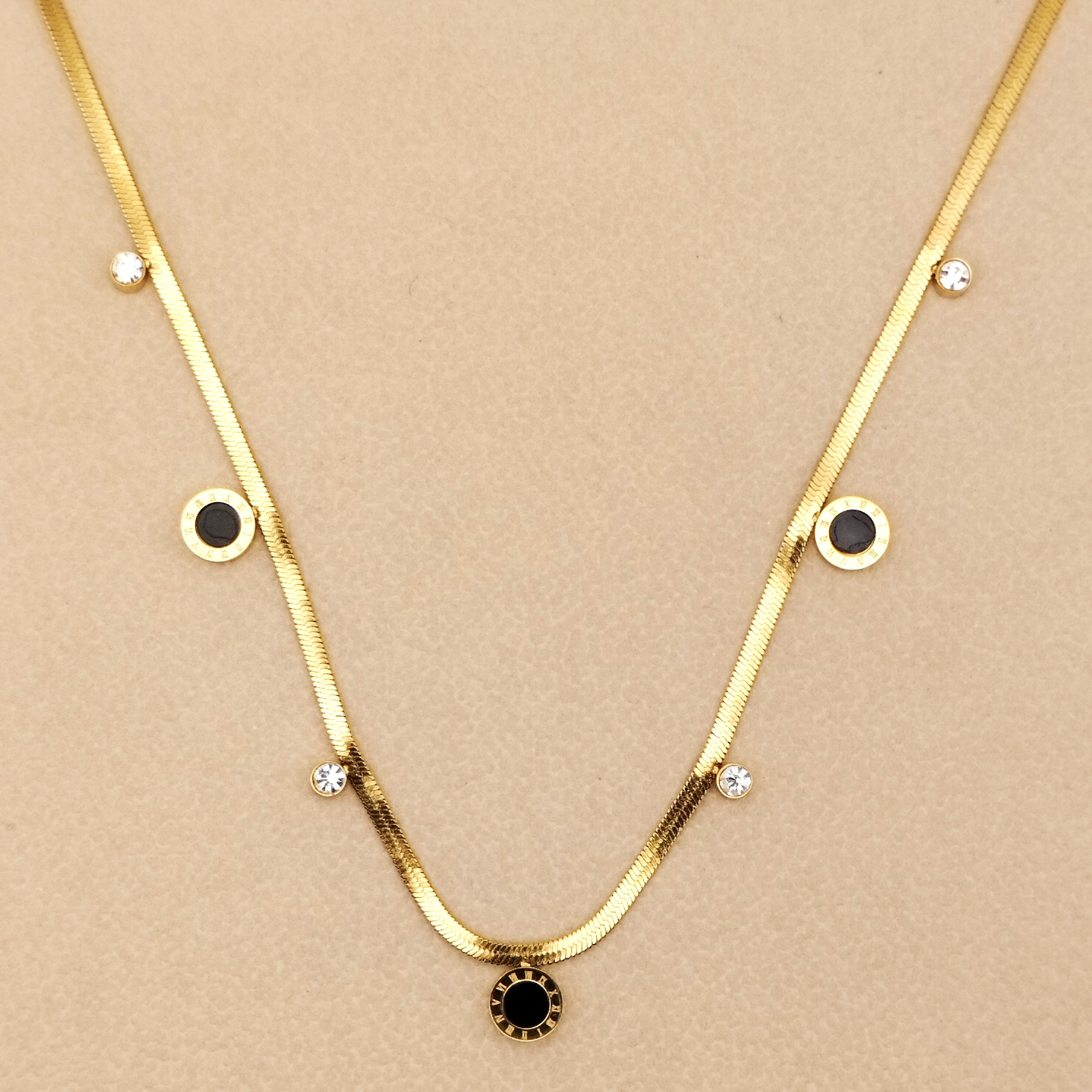 Πλακέ κολιέ με στρογγυλά στοιχεία