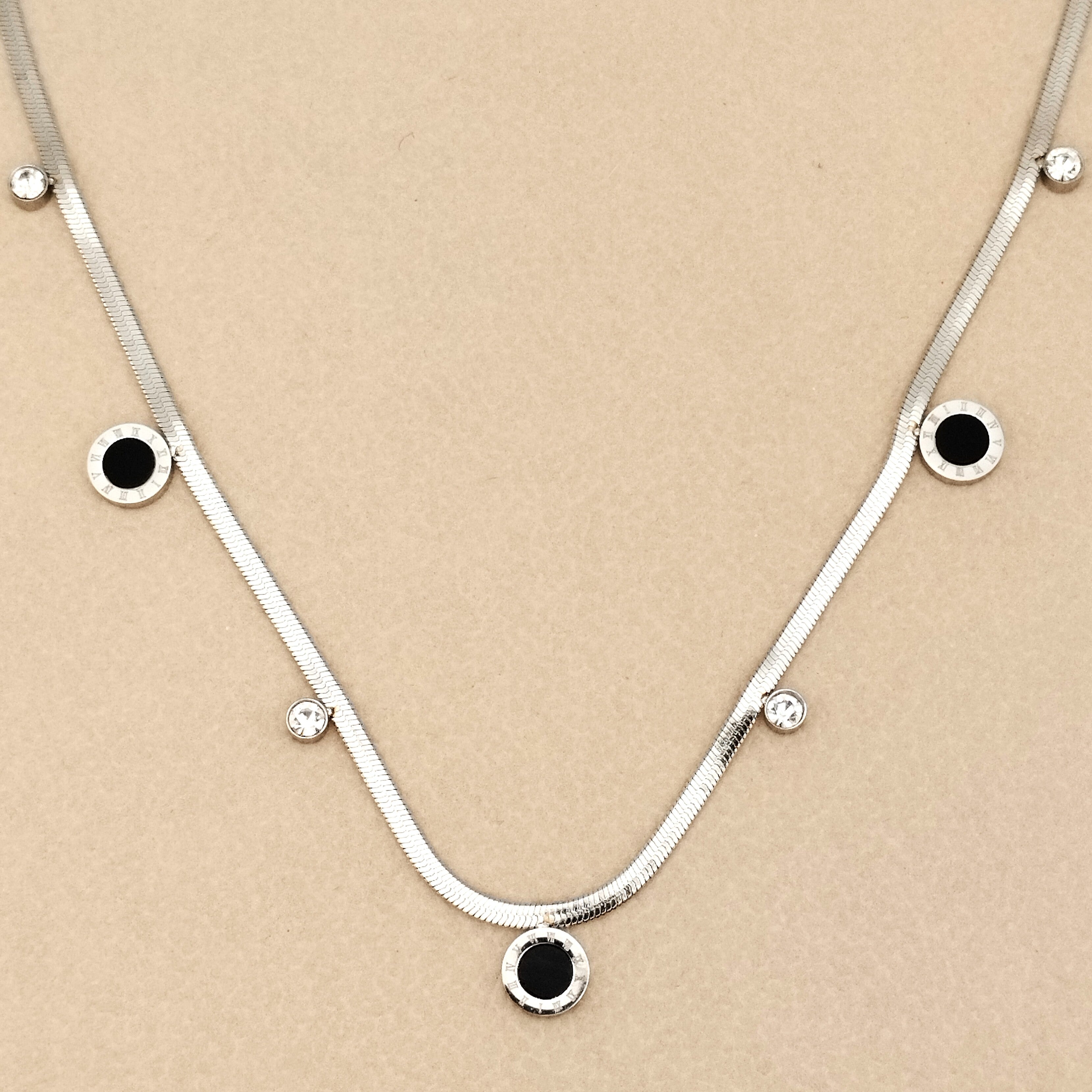 Πλακέ κολιέ με στρογγυλά στοιχεία