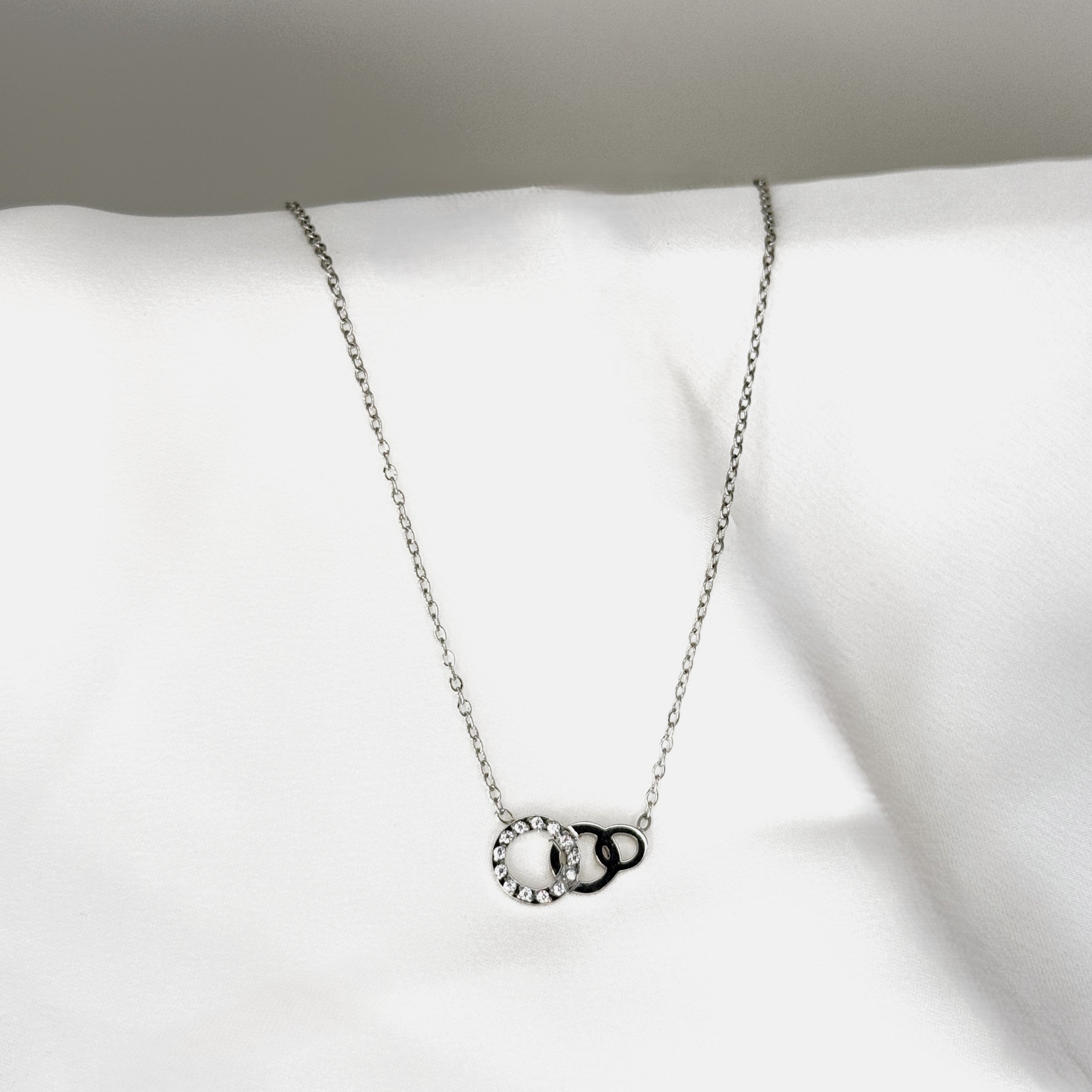 Minimal Κολιέ Με Τρεις Αλληλένδετους Κρίκους Και Λαμπερά Ζιργκόν