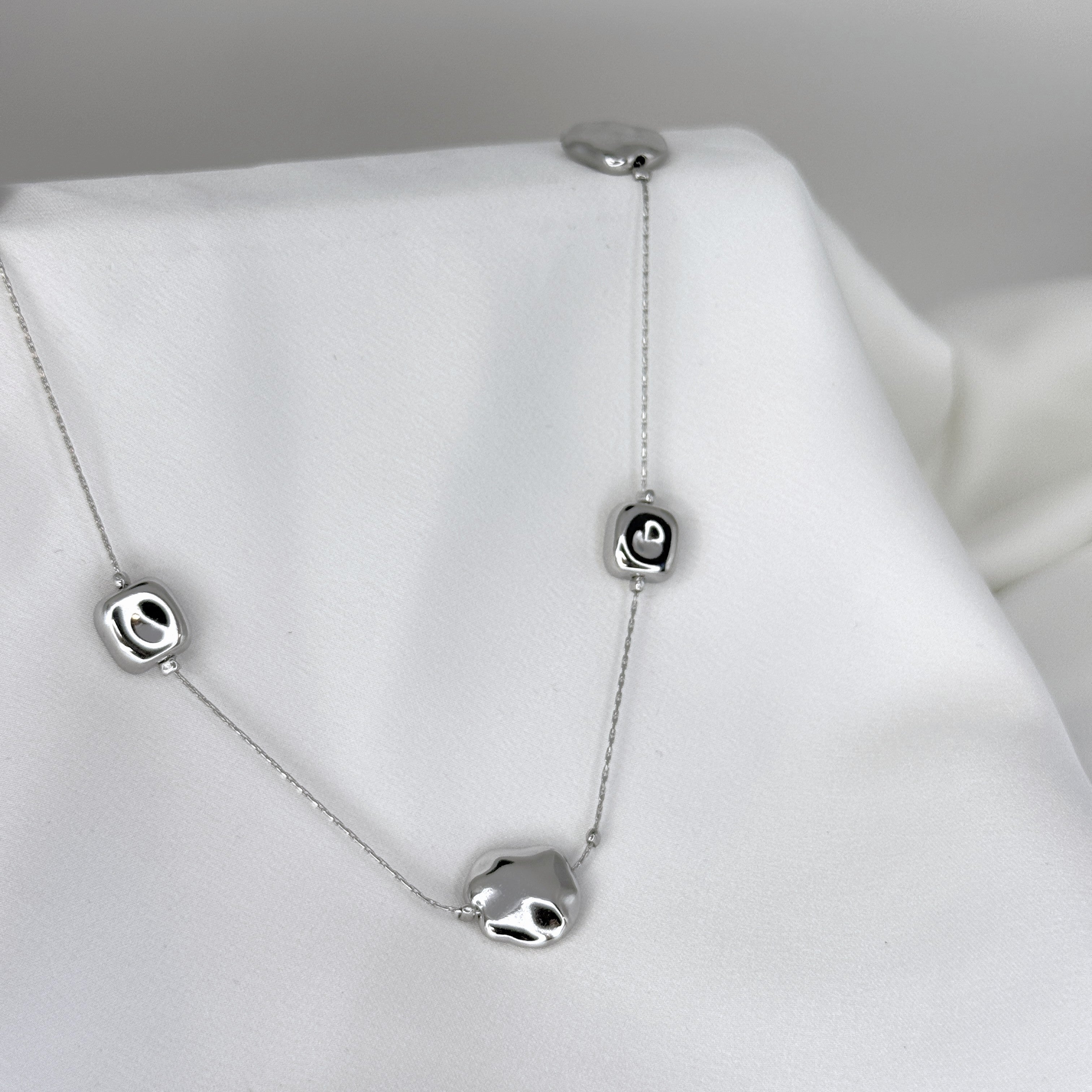 Minimal Κολιέ Με Γεωμετρικά Στοιχεία Σε Σχήμα Κύβου Και "Βότσαλου"