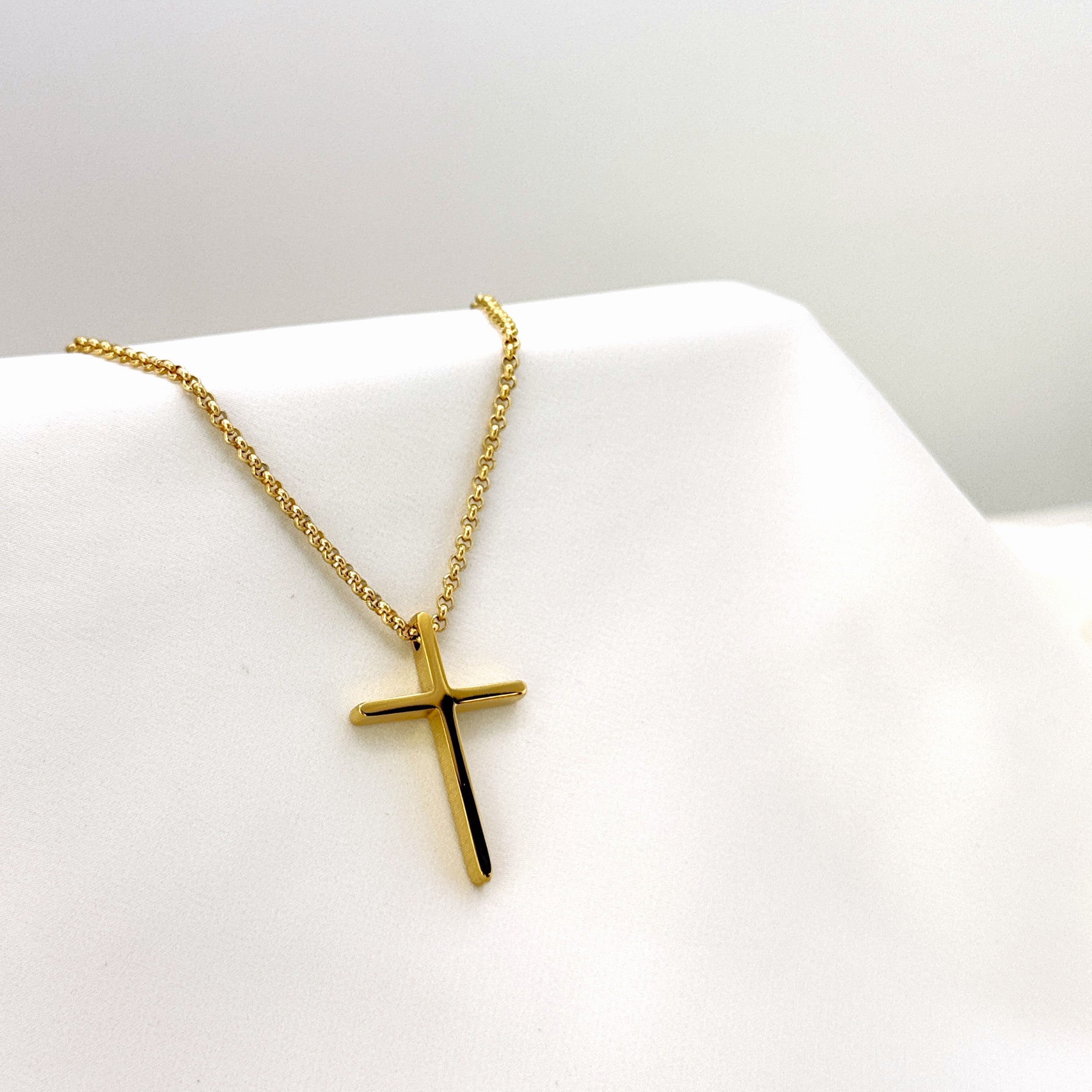 Minimal Κολιέ Με Λείο Γυαλιστερό Σταυρό Σε Κλασική Γραμμή
