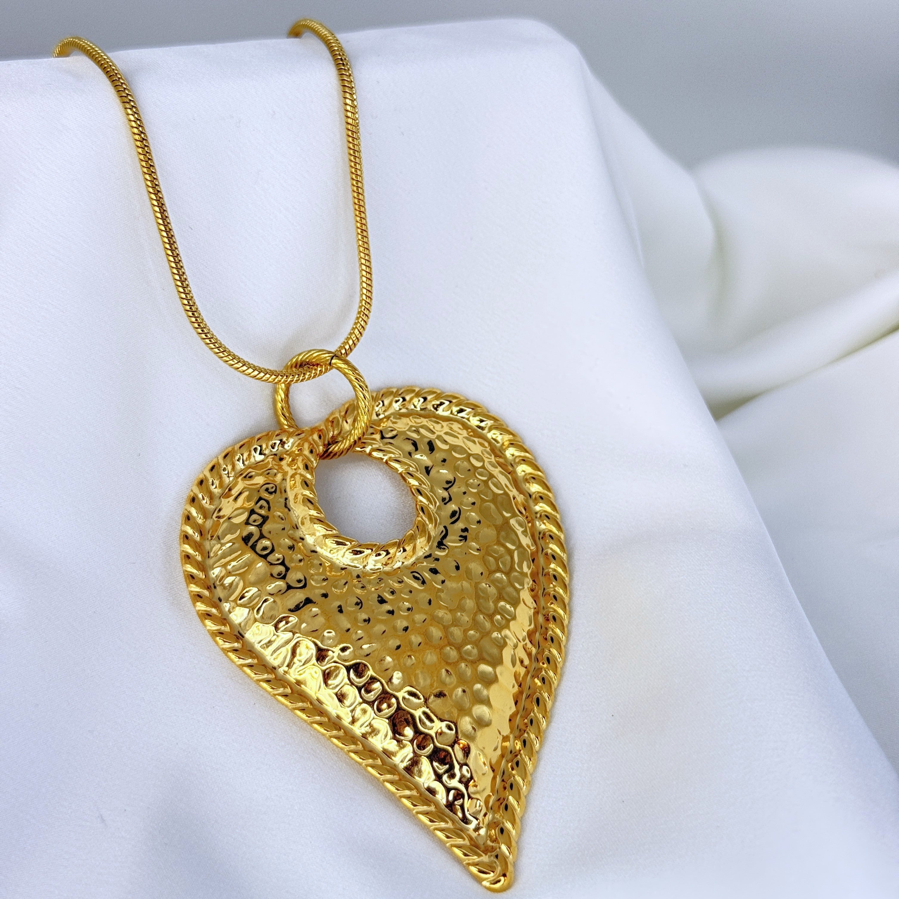 Κολιέ Ατσάλινο Oversized Hammered Heart (Μακρύ)