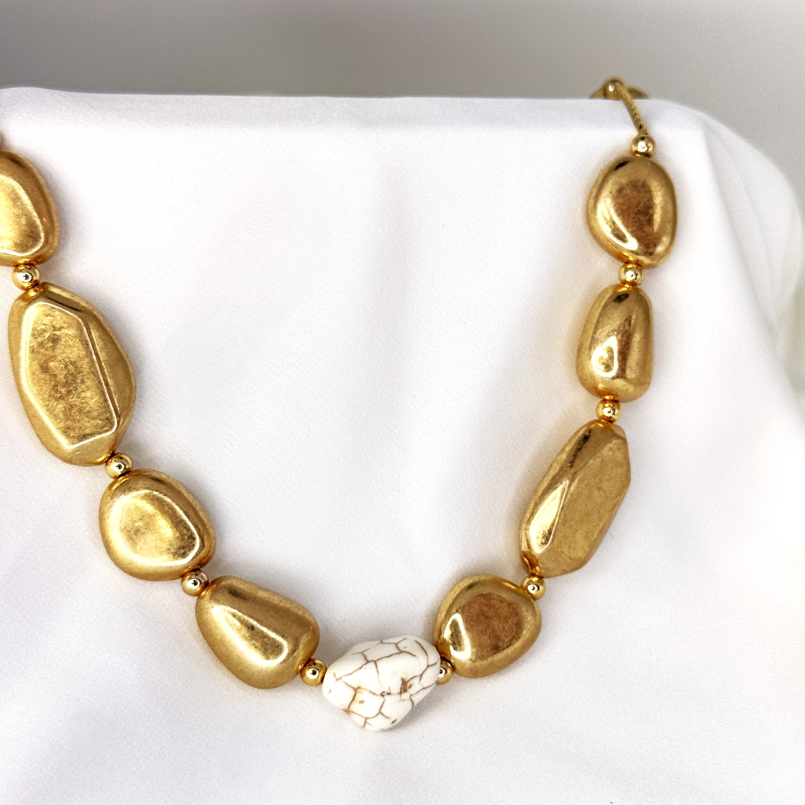 Statement Κολιέ Με Οργανικά Στοιχεία Και Κεντρική Πέτρα Howlite