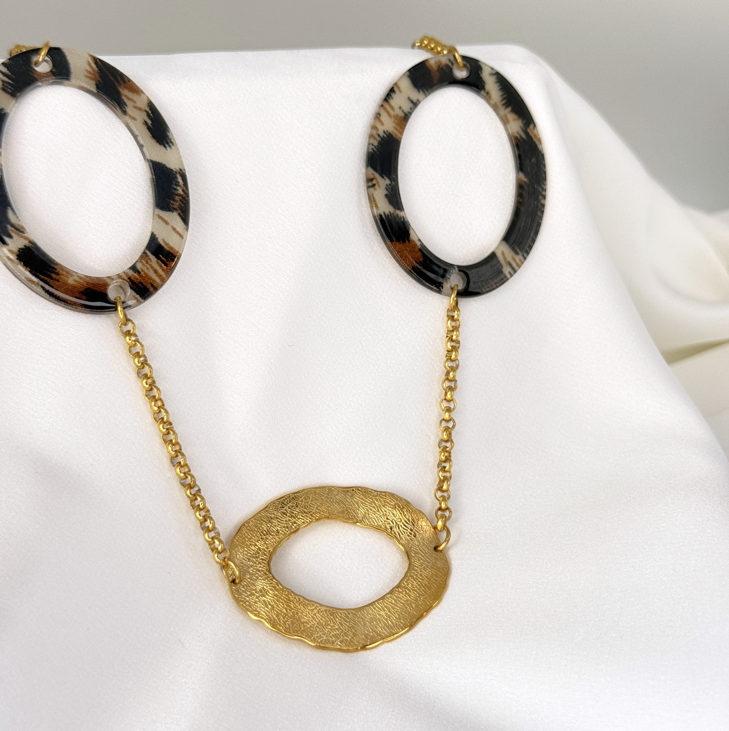 Κολιέ Ατσάλινο Leopard Resin & Hammered Gold Oval Links (Μακρύ)