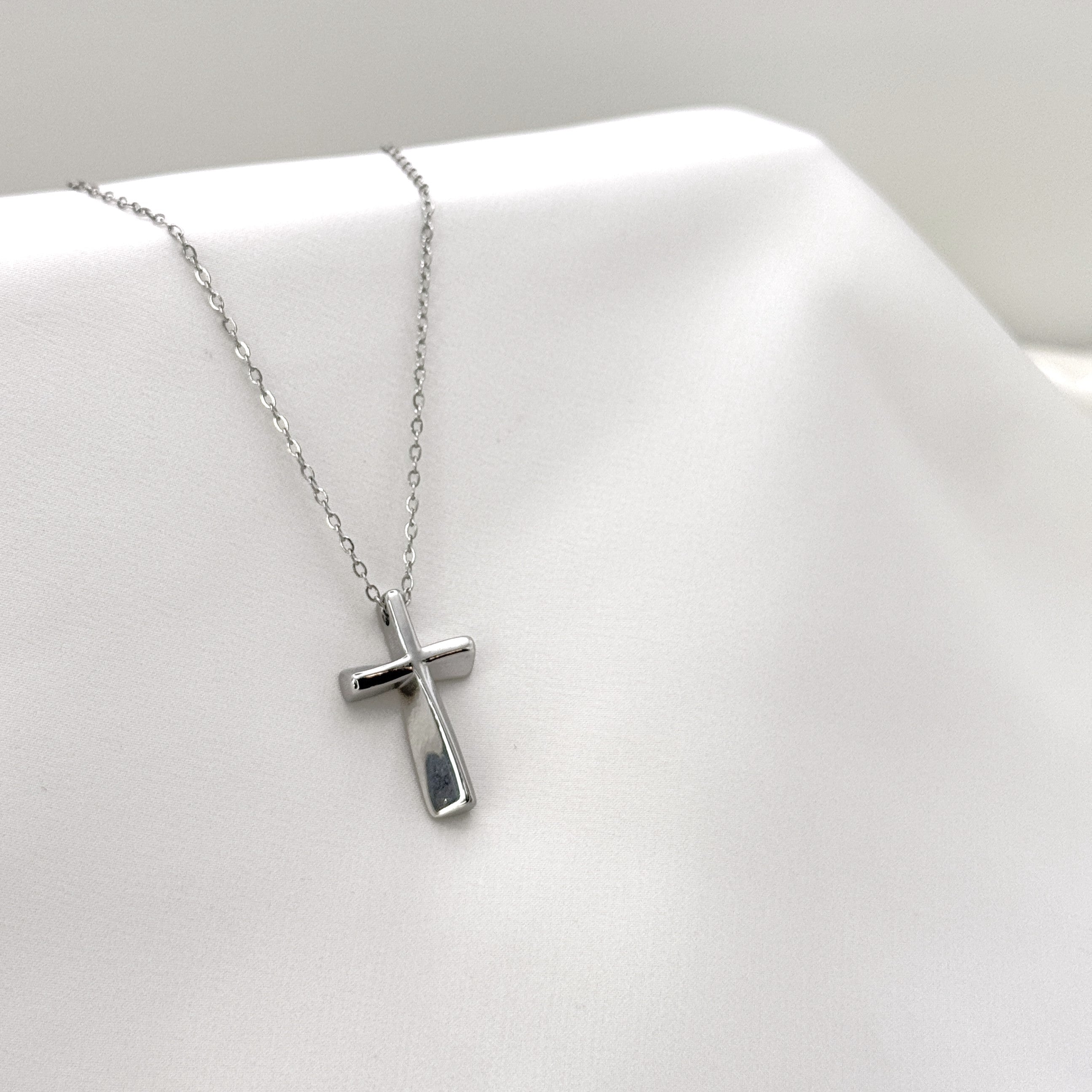 Minimal Κολιέ Με Λείο Σταυρό Σε Modern Curved Σχέδιο