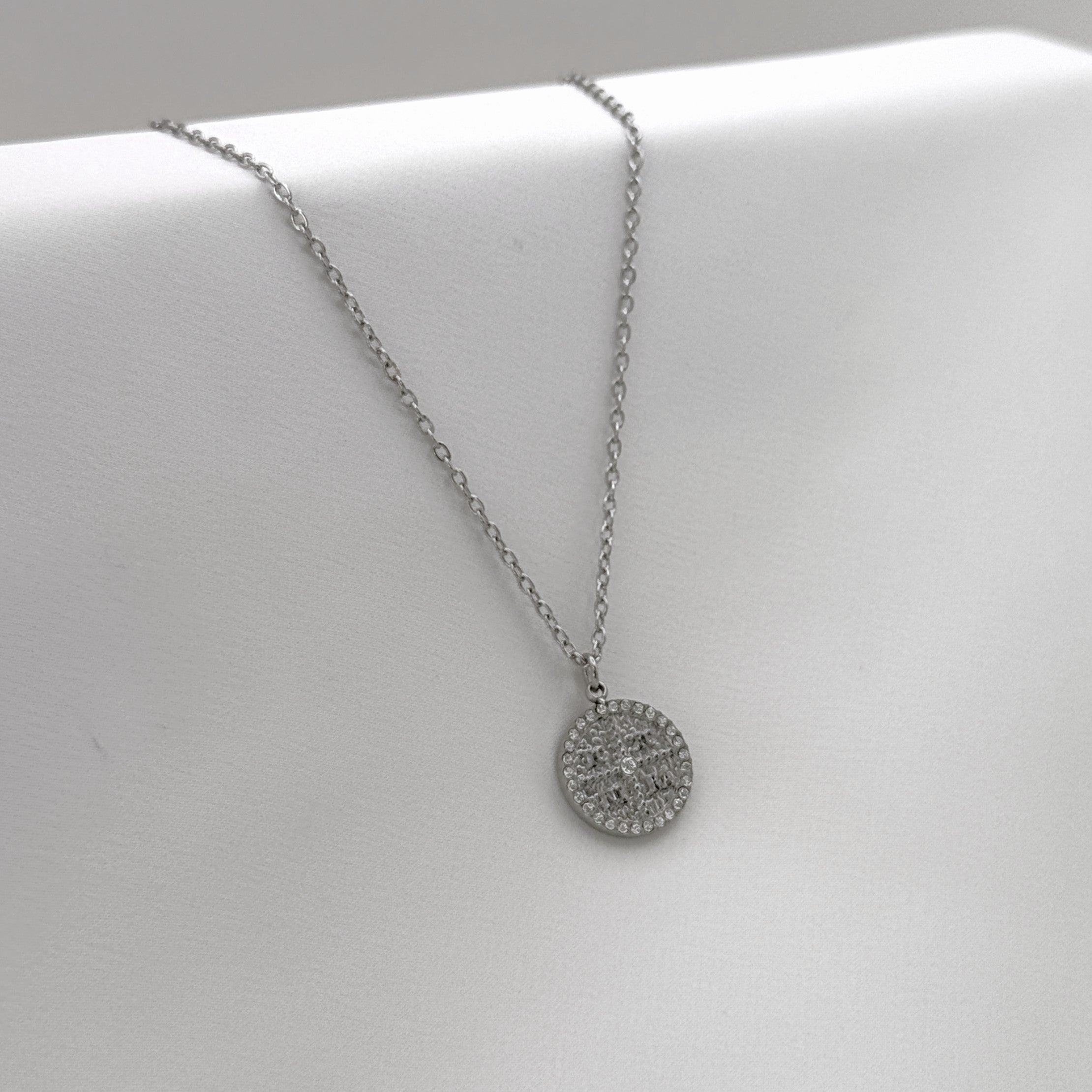 Κολιέ "Eternal Light" Με Διάτρητο Στρογγυλό Μενταγιόν Και Crystal Halo