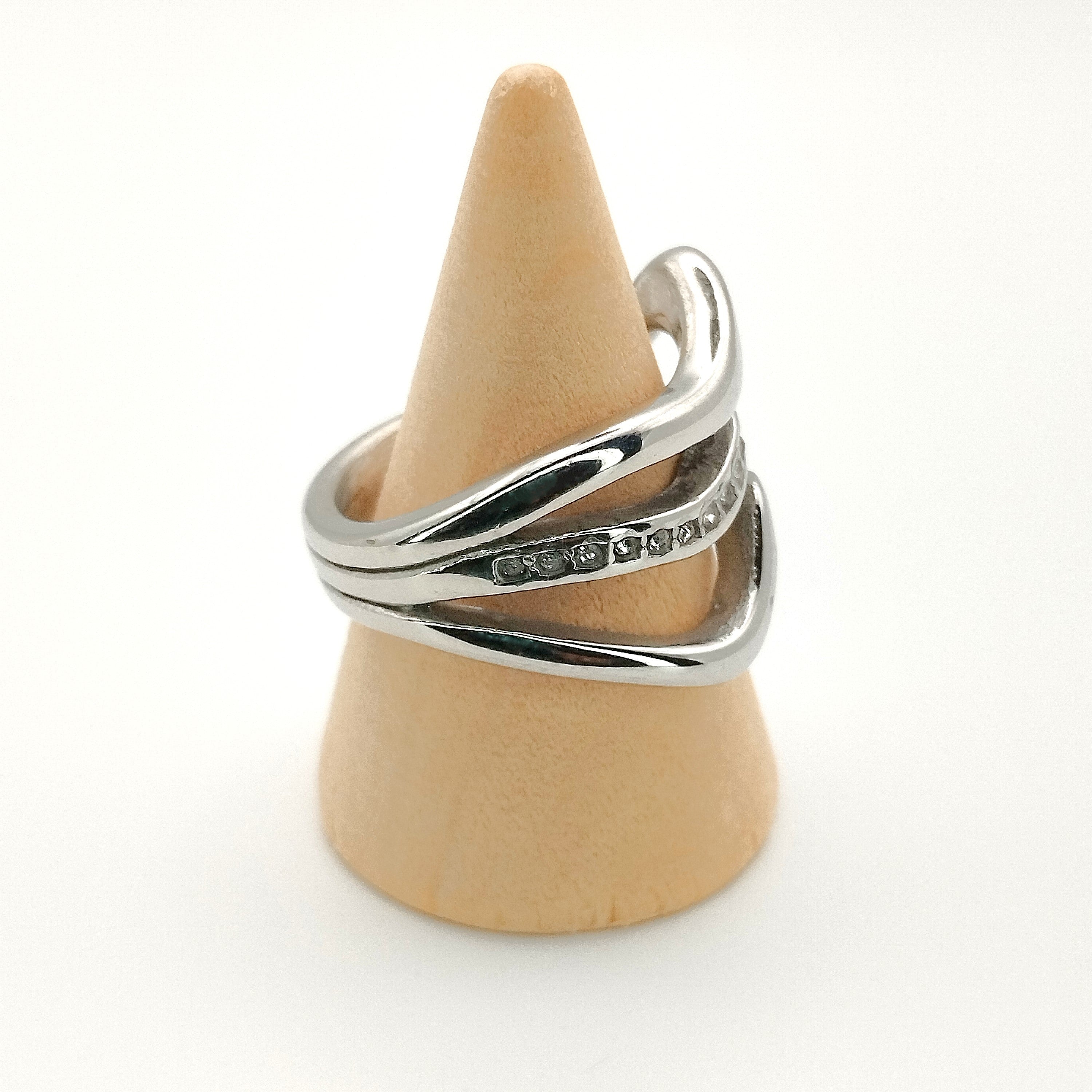 Δαχτυλίδι σφυρήλατο ασύμμετρο με διαμαντάκια